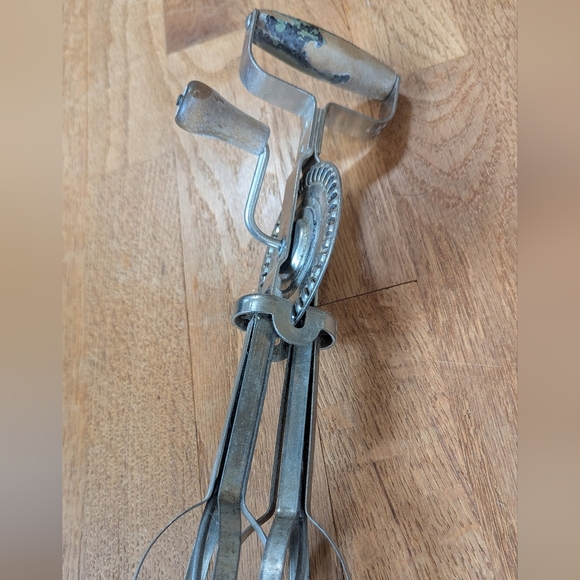 Vintage Silver Hand-Crank Egg Beater Kitchen Tool - Picture 2 of 7
